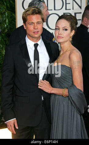 Actrice américaine Angelina Jolie (R) et son petit ami l'acteur américain Brad Pitt (L) poser pour les caméras qu'ils arrivent à la 64e conférence annuelle Golden Globe Awards à Los Angeles, CA, United States, lundi, 15 janvier 2007. Photo : Hubert Boesl Banque D'Images