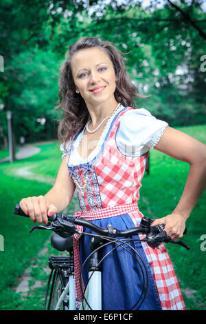 Portrait de jeune fille de Bavière dans le costume traditionnel bavarois Banque D'Images