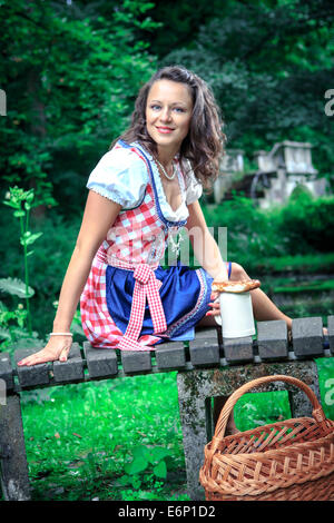 Portrait de jeune fille de Bavière dans le costume traditionnel bavarois Banque D'Images