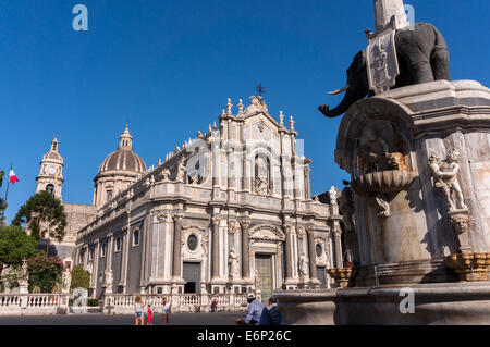 La place du Duomo avec la Cathédrale de Saint Agatha et la fontaine de l'éléphant à Catane Banque D'Images