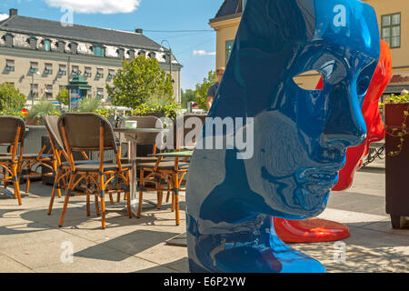 Visage rouge et bleu ( qui sont en fait des chaises ) décorer ce café de la chaussée dans le centre de Göteborg, Suède. Banque D'Images