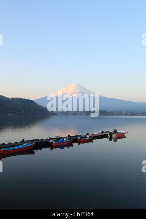 Le Mont Fuji, vue du lac Kawaguchiko, Japon Banque D'Images
