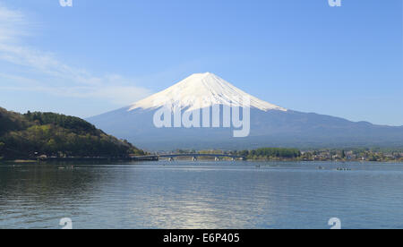 Le Mont Fuji, vue du lac Kawaguchiko, Japon Banque D'Images