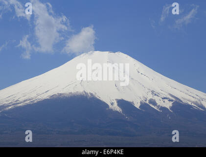 Sommet du Mont Fuji, vue du lac Yamanaka, Yamanashi, Japon Banque D'Images