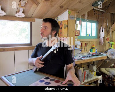 (Dossier) - Une archive photo, datée du 29 août 2013, montre ukulele bouilloire Sylvain Enjoubaut assis dans son studio d'artiste sur l'île d'Oléron, France, 29 août 2013. Photo : Sabine Glaubitz/dpa Banque D'Images