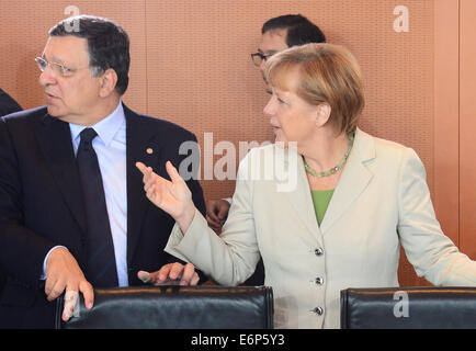 Berlin, Allemagne. 28 août, 2014. Le Président de la Commission européenne, Jose Manuel Barroso et la Chancelière allemande, Angela Merkel, assister à la Conférence des Balkans de l'Ouest" à la chancellerie à Berlin, le 28 août 2014, visant à soutenir la situation économique et politique dans la région de l'Europe du Sud-Est. PHOTO : JOHN MACDOUGALL/dpa/Alamy Live News Banque D'Images