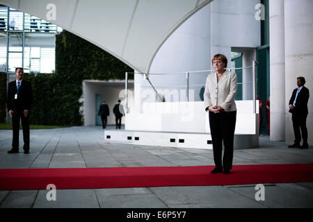 Berlin, Allemagne. 28 août, 2014. La chancelière allemande Angela Merkel attend l'arrivée des participants pour une "Conférence des Balkans de l'Ouest" à la chancellerie à Berlin, jeudi, 28 août, 2014. Merkel a invité pour la conférence d'appui à la situation économique et politique dans la région de l'Europe du Sud-Est. Photo : Markus Schreiber/dpa/Alamy Live News Banque D'Images