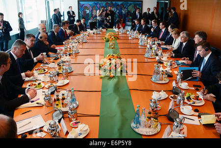 Berlin, Allemagne. 28 août, 2014. La chancelière allemande Angela Merkel (centre R) accueille la Conférence des Balkans de l'Ouest" à la chancellerie à Berlin, le 28 août 2014, visant à soutenir la situation économique et politique dans la région de l'Europe du Sud-Est. PHOTO : JOHN MACDOUGALL/dpa/Alamy Live News Banque D'Images