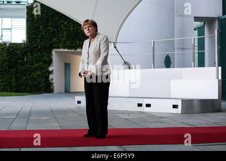 Berlin, Allemagne. 28 août, 2014. La chancelière allemande Angela Merkel attend l'arrivée des participants pour une "Conférence des Balkans de l'Ouest" à la chancellerie à Berlin, jeudi, 28 août, 2014. Merkel a invité pour la conférence d'appui à la situation économique et politique dans la région de l'Europe du Sud-Est. Photo : Markus Schreiber/dpa/Alamy Live News Banque D'Images