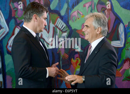 Berlin, Allemagne. 28 août, 2014. Chancelier de l'Autriche, Werner Faymann (R) des entretiens avec le Premier ministre croate Zoran Milanovic à l'Ouest des Balkans 'conférence' à la chancellerie à Berlin, le 28 août 2014, visant à soutenir la situation économique et politique dans la région de l'Europe du Sud-Est. PHOTO : JOHN MACDOUGALL/dpa/Alamy Live News Banque D'Images