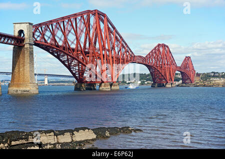 Le Pont du Forth à partir de l'Est de South Queensferry à Édimbourg en Écosse avec les services ferroviaires reliant Fife Banque D'Images