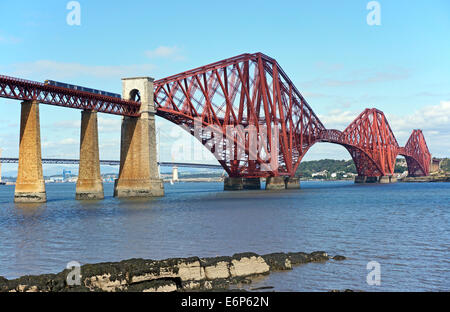 Le Pont du Forth à partir de l'Est de South Queensferry à Édimbourg en Écosse avec les services ferroviaires reliant Fife avec le train passant sur Banque D'Images