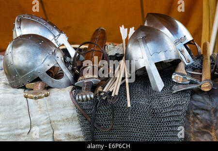 Armes et armures Viking à une reconstitution historique. UK Banque D'Images