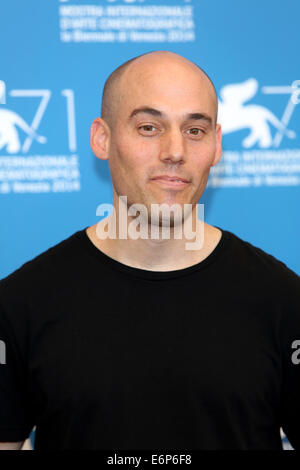 Venise, Italie. 28 août, 2014. Joshua Oppenheimer directeur nous pose à un photocall pour le film 'Le regard du silence' au cours de la 71e assemblée annuelle du Festival du Film de Venise au Lido de Venise, Italie, 28 août 2014. Le film est présenté en compétition officielle au festival de Venise 71 qui va du 27 août au 06 septembre. Photo : Hubert Boesl/dpa/Alamy Live News Banque D'Images