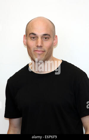 Venise, Italie. 28 août, 2014. Joshua Oppenheimer directeur nous pose à un photocall pour le film 'Le regard du silence' au cours de la 71e assemblée annuelle du Festival du Film de Venise au Lido de Venise, Italie, 28 août 2014. Le film est présenté en compétition officielle au festival de Venise 71 qui va du 27 août au 06 septembre. Photo : Hubert Boesl/dpa/Alamy Live News Banque D'Images