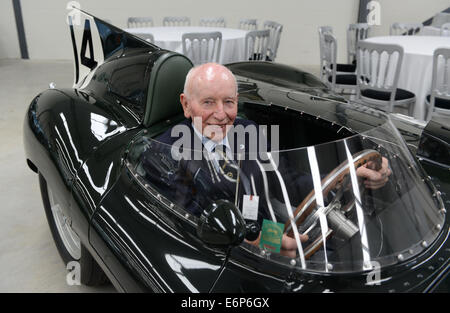 John Surtees l'ancien Champion du Monde de Formule 1 au volant d'D Type Jaguar au Classic Motor Cars à Bridgnorth où il a ouvert ses nouveaux locaux. Crédit : David Bagnall/Alamy Live News Banque D'Images