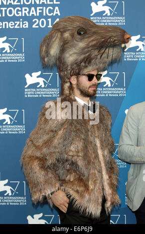 Venise, Italie. 28 août, 2014. Un membre de l'équipage en pose de rat à un photocall pour 'réalité' annuel lors de la 71 e Festival International du Film de Venise, à Venise, Italie, 28 août 2014. Le film est présenté dans la section Orizzonti du festival qui se déroule du 27 août au 06 septembre. Photo : Hubert Boesl/dpa/Alamy Live News Banque D'Images