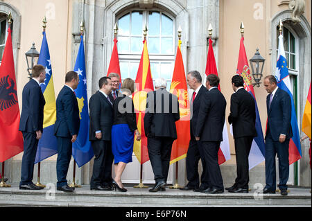 Berlin, Allemagne. 28 août, 2014. Le ministre allemand des affaires étrangères, Frank-Walter Steinmeier (6-L, SPD) se tient conjointement avec ses collègues ministériels (L-R) Igor Luksic (Monténégro), Ditmir Bushati (Albanie), Ivica Dacic (Serbie), Vesna Pusi ? (Croatie), le secrétaire de l'Union d'expansion et Euroean Politique de voisinage, Stefan Fuele, Zlatko Lagumd ?ija (Bosnie-Herzégovine), Karl Erjavec (Slovénie), Nikola Poposki (Macédoine) et Enver Hoxhaj (Kosovo) au cours de la 'Conférence des Balkans de l'Ouest" à la chancellerie à Berlin, jeudi, 28 août, 2014. Dpa : Crédit photo alliance/Alamy Live News Banque D'Images