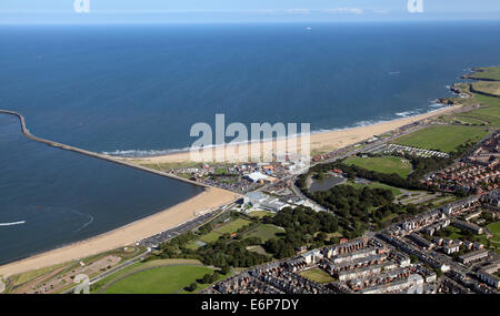 Vue aérienne de la jetée sud et la plage de South Shields, UK Banque D'Images