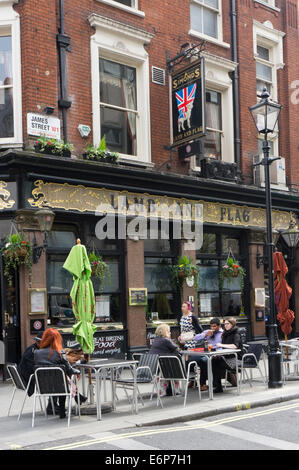 L'agneau et le drapeau de pub dans la rue James, Londres. Banque D'Images