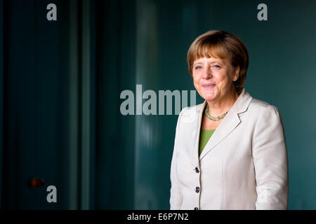 Berlin, Allemagne. 28 août, 2014. La chancelière allemande Angela Merkel attend que l'arrivée des participants à la Conférence des Balkans de l'Ouest" à la chancellerie à Berlin, jeudi, Août 28, 2014. Merkel a invité à la conférence d'appui à la situation économique et politique dans la région de l'Europe du Sud-Est. Photo : Markus Schreiber/dpa/Alamy Live News Banque D'Images