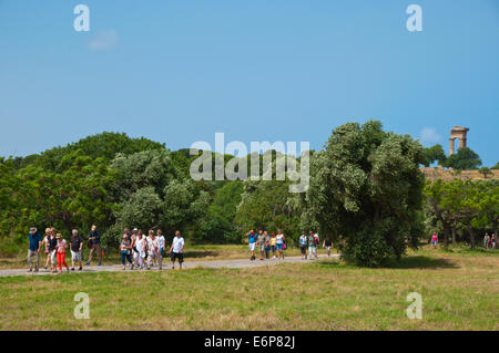 Groupe touristique en face de Temple of Apollo, Acropole Monte Smith, la ville de Rhodes, l'île de Rhodes, Dodécanèse, Grèce, Europe Banque D'Images