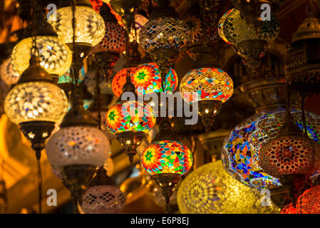 La pendaison des lampes au Grand Bazar à Istanbul, Turquie. Banque D'Images