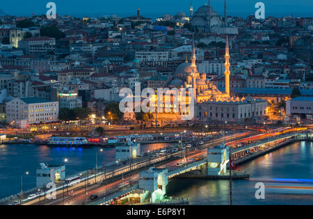 Yeni Cami (nouvelle mosquée) éclairés la nuit, avec le pont de Galata au premier plan. Banque D'Images