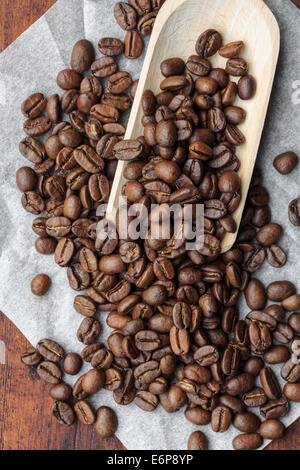 Grains de café dans un vieux scoop en bois Banque D'Images