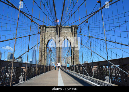 Promenade le long du pont de Brooklyn. Banque D'Images