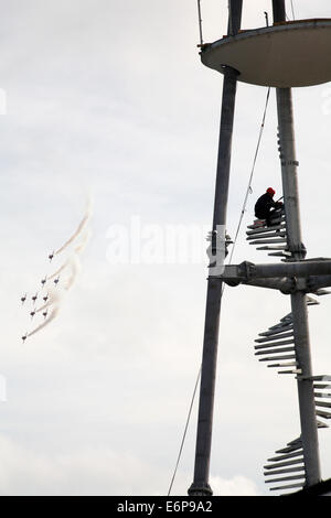 Bournemouth, Dorset UK. 28 août, 2014. Premier jour du Festival de l'air de Bournemouth. Les flèches rouges battant au-delà de la Tour de lancement de l'Pierzip monter sur la jetée de Bournemouth - ils sont derrière vous ! Credit : Carolyn Jenkins/Alamy Live News Banque D'Images