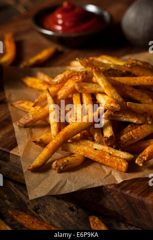 Assaisonnée Cajun Frites avec ketchup biologique Banque D'Images