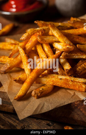 Assaisonnée Cajun Frites avec ketchup biologique Banque D'Images