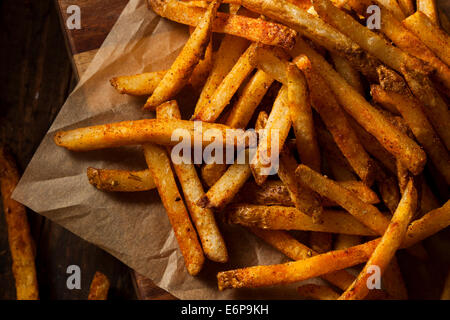 Assaisonnée Cajun Frites avec ketchup biologique Banque D'Images