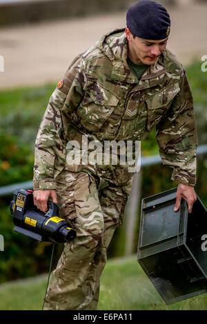 Corps royal de neutralisation des bombes de logistique Technicien de munitions en laissant une scène de plage britannique transportant un XRS-3 appareil à rayons x, Harwich Banque D'Images