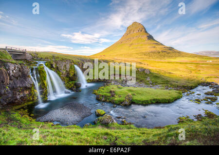 Le Mont Kirkjufell dans le Penininsula de Snæfellsnes, paysage en Islande Banque D'Images