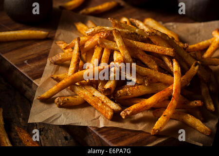 Assaisonnée Cajun Frites avec ketchup biologique Banque D'Images