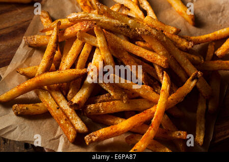 Assaisonnée Cajun Frites avec ketchup biologique Banque D'Images