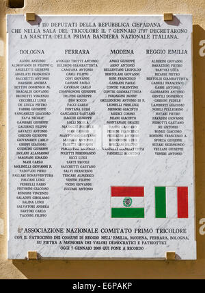 L'extérieur de Sala del Tricolore plaque commémorant l'adoption de le drapeau tricolore en 1796, Reggio d'Emilie, Emilie Romagne, Italie Banque D'Images