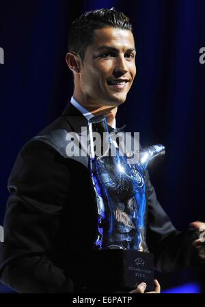 Monte Carlo, Monaco. 28 août, 2014. Le joueur de football portugais du Real Madrid CF CRISTIANO RONALDO, avec son trophée après qu'il a été choisi le meilleur joueur de football de l'Europe 2014 au cours de l'UEFA Champions League 2014 - 15 Tirage au Grimaldi Forum. Credit : Marcio Machado/ZUMA/Alamy Fil Live News Banque D'Images