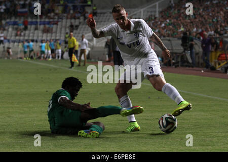 Nicosie, Chypre. 28 août, 2014. Fofana d'Omonia et Alexander BŸttner Dinamo Moskva lors de leur play-offs Europa League match retour match de football au stade du SGP à Nicosie, Chypre, le jeudi, Août 28, 2014 Credit : Yiannis Kourtoglou/Alamy Live News Banque D'Images