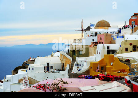 Le coucher de soleil à Oia ville et touristes profitant de leurs vacances, Grèce Banque D'Images