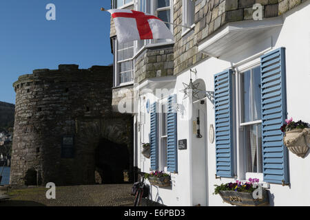 Le drapeau de l'Angleterre fièrement affiché sur le jour de rue George à l'extérieur d'une maison pittoresque baignée de soleil à Bayard's Cove, Dartmouth Banque D'Images