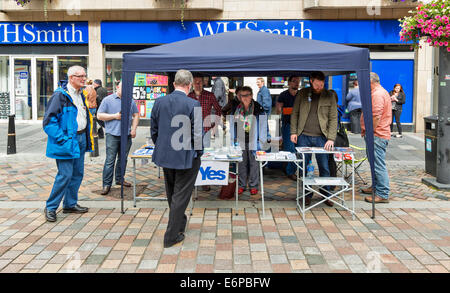 Référendum sur l'indépendance écossaise 2014 CAMPAGNE YES DANS LE CENTRE DE DÉCROCHAGE INVERNESS Banque D'Images