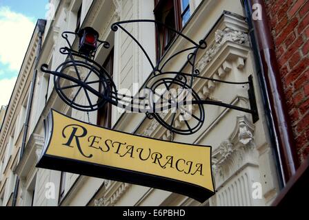 TORUN, POLOGNE : Un charmant metal coach avec lanterne suspendue d'un restaurant sign Banque D'Images