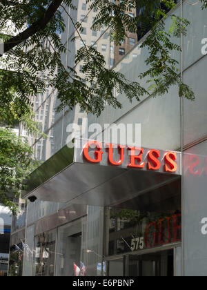 Boutique Guess sur la Cinquième Avenue, NYC Banque D'Images