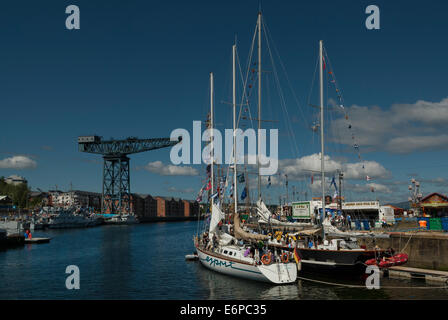 Les grands voiliers participant à la course des grands voiliers 2011 amarré dans le port de Greenock en Écosse Banque D'Images