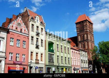 TORUN, POLOGNE : Vue de la nouvelle place de la ville avec ses 18e et 19e siècle, les maisons et l'imposante église de Saint James Banque D'Images