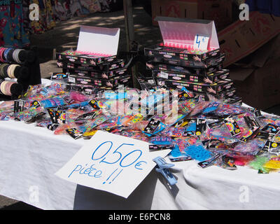 Sacs en plastique de métier à tisser des bandes de caoutchouc en vente sur le marché à Lons le Saunier, Jura, France Banque D'Images