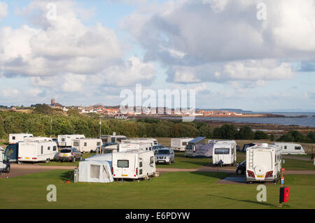 Camping site avec Dunbar en arrière-plan, East Lothian, Ecosse, Europe Banque D'Images